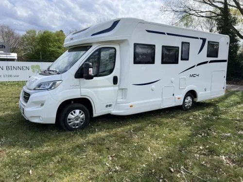 McLouis MC4 281 Queen-bed and pull-down bed photo: 5