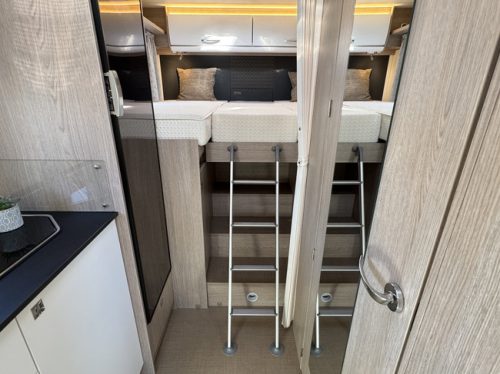 B&uuml;rstner Lyseo Time 690 G Skyline Edition 140 PS 8-Gang AUTOMAAT Euro6 Fiat Ducato **Einzelbetten/Thule V16 Lift Fahrradtr&auml;ger/Satellit Foto: 17
