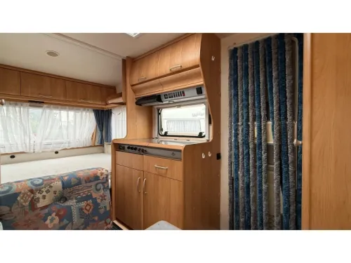 Hobby De Luxe 400 SB dinette fixed bed toilet photo: 6