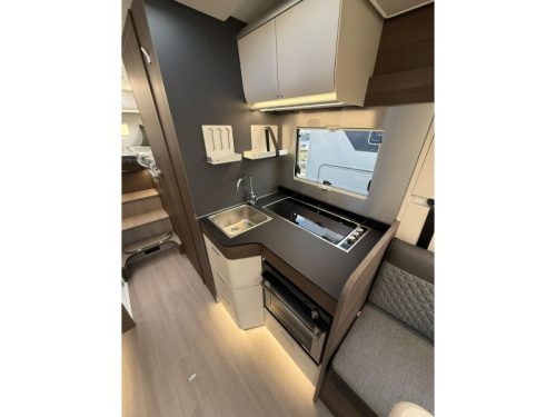 Adria Matrix Supreme 670 DL Automaat - 180PK - 44H Foto: 18