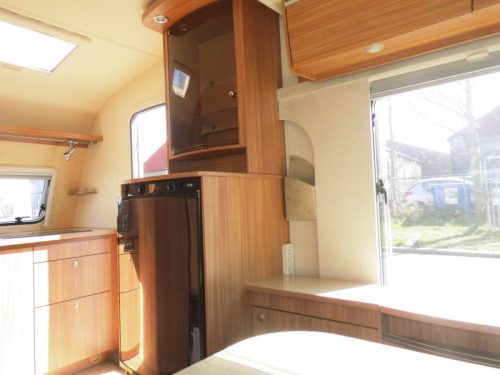 B&uuml;rstner Averso Plus 410 TS Pop-top roof!! photo: 8