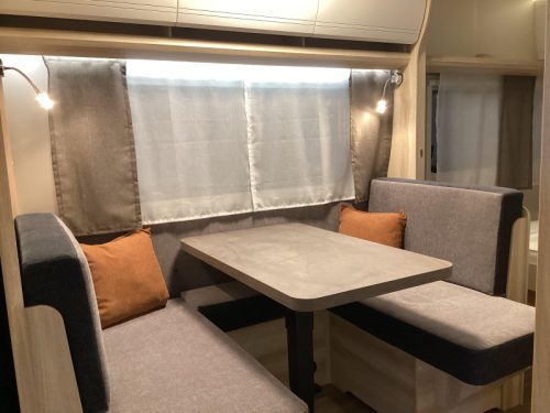 Hobby De Luxe 460 SFF Freestanding bed/Shower photo: 1