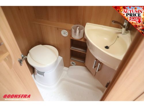 Knaus S&uuml;dwind 450 QU Mover Air conditioning Bike rack Transverse bed Central kitchen U-shaped seating photo: 17