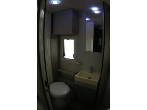 Chausson Flash 718 XLB Queensbed, Hubdach, Klimaanlage. Foto: 15