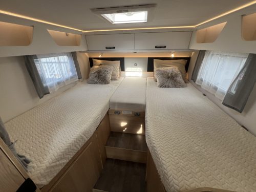 Sunlight T68 Adventure Edition 9T AUT ENKELE BEDDEN+HEFBED foto: 2