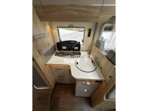 Hymer B698 Queensbett L-Sitzgruppe 150PS TV Foto: 13