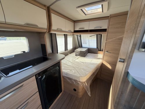 Knaus Sudwind Black Selection 450 FU roof air conditioning / French bed photo: 6