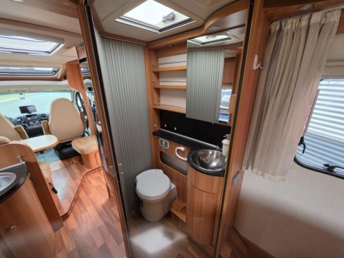 Hymer T 698 CL Queensbed, Omvormer etc.  foto: 9