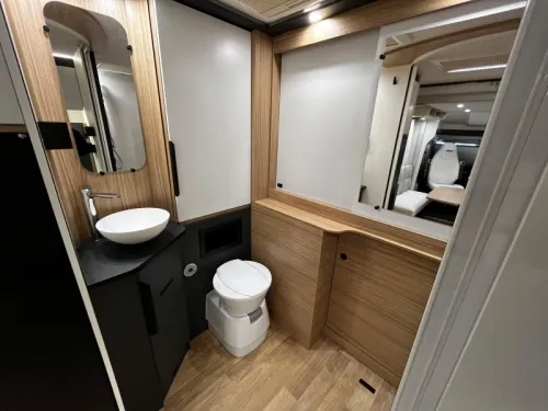 Pilote P 690 D Motorhome, Central pop-up bed photo: 9