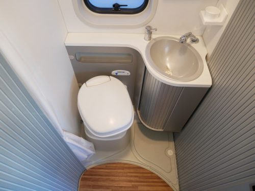 Adria Twin 640 SLX, L&auml;ngsbetten, Koni Sto&szlig;d&auml;mpfer, Bearlock Foto: 14