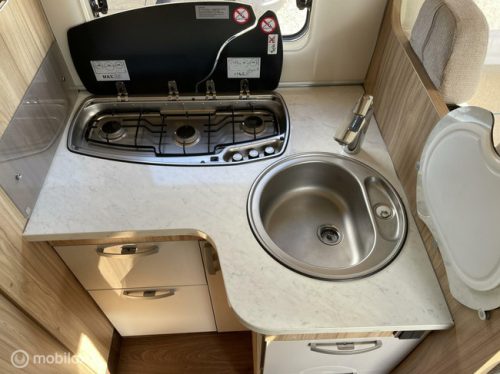 Hymer Tramp 698 Semi-integrated with Pop-top roof AND Queen bed 2X Airco, Solar very few km's! photo: 4
