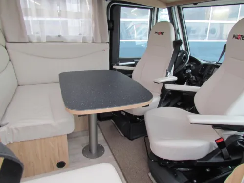 Pilote G 650 C Queensbed, Pop-top roof photo: 1