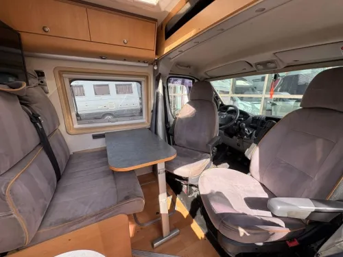 Adria Mobil Twin 160PK, Airco, Festbett Foto: 9