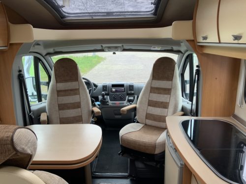 B&uuml;rstner Nexxo 569 Semi-integrated, Train seat, French bed, two swivel chairs, small camper, Year 2010 Camper centrum on the road photo: 5
