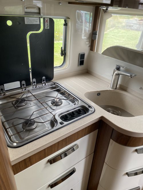 Hymer B 678 PL AUTOMATIK 3 Liter Diesel mit 177 PS, L&auml;ngsbetten & Hubbett Bj. 2016. Centrum On the Road am Noorderringweg 4 in Marum. Foto: 9
