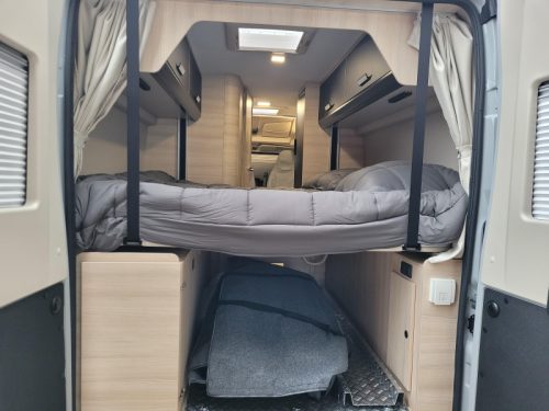 Chausson V 690 Sport-line pop-top roof bed photo: 23