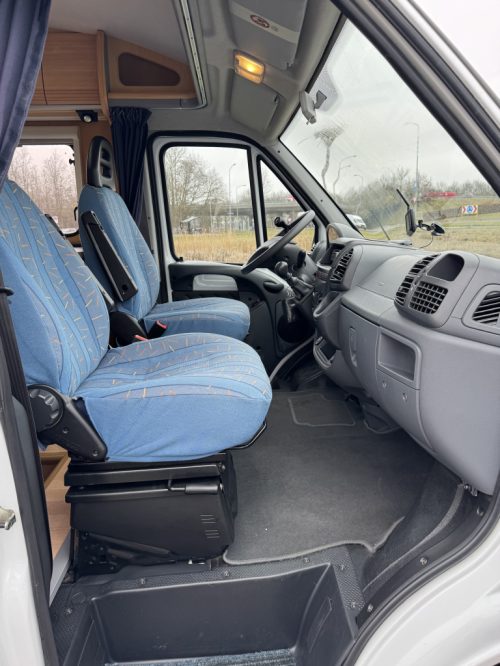Dethleffs Globebus 1 110 CV, Cama transversal, medio asiento de tren, asientos giratorios, Aire acondicionado de motor, autocaravana cuidada, longitud 6.00 A&ntilde;o 2006 Centro de autocaravanas on the road Marum foto: 15