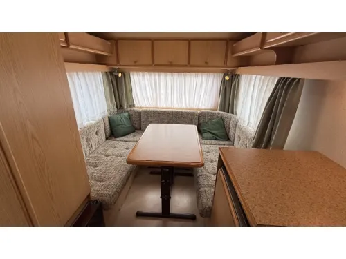 Knaus Sudwind 350 H kopkeuken toilet rondzit  foto: 10