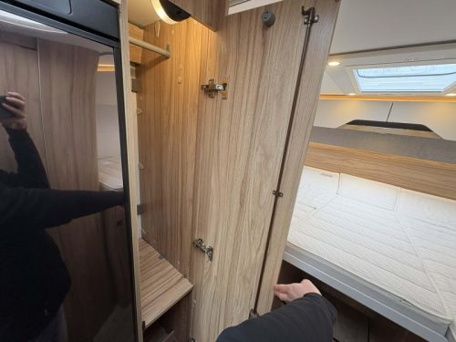Hymer Exis-i 580 No Drop-down Bed - 1st owner photo: 17