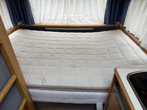 Knaus Blue Line 450 TK CAMA LITERA CAMA FIJA ASIENTO EN U foto: 6