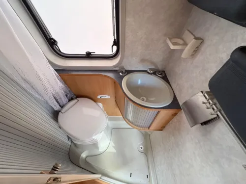 Adria Mobil Twin 160PK, Airco, Festbett Foto: 15