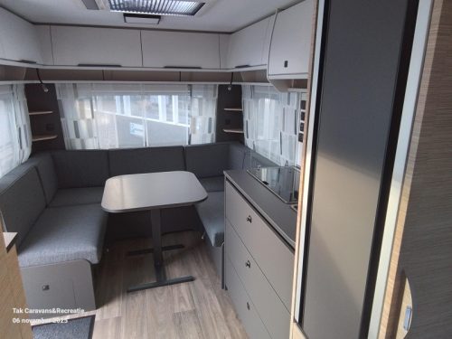 Fendt Apero 465 SFB central kitchen and French bed photo: 4