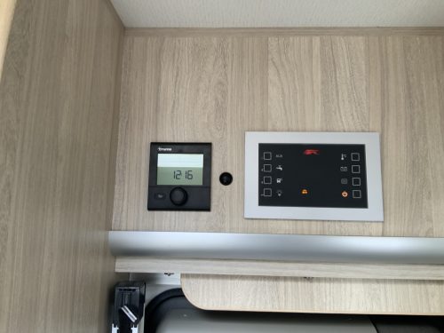 Laika Exclusieve Ecovip AUTOMATIC, 2.3 Multijet 150 HP, Semi-integrated, Queen bed, Half-dinette, Swivel seats Motorhome centre on the road photo: 14