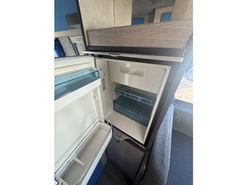 Renault Master automatic camper van very luxurious interior transverse bed air conditioning cruise control camera navigation awning solar panel maxxfan tow bar photo: 17