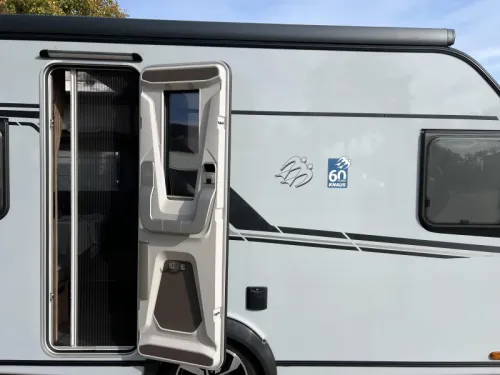 Knaus Sudwind 450 FU Cassette Awning, Insect screen door photo: 3