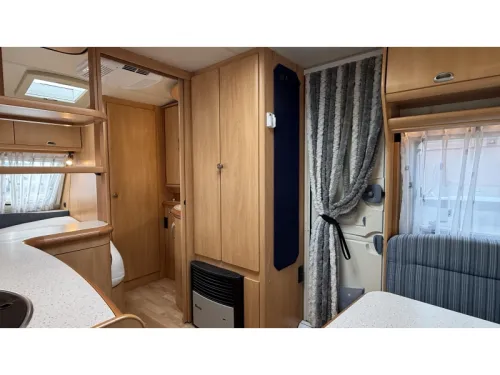 Hobby De luxe Easy 460 UFE franz&ouml;sisches Bett Rundsitzgruppe Toilette Foto: 7
