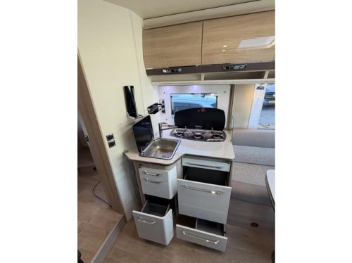RAPIDO 686 F Euro6 Queen bed 2X Air conditioning Solar panel Awning Bicycle rack photo: 15