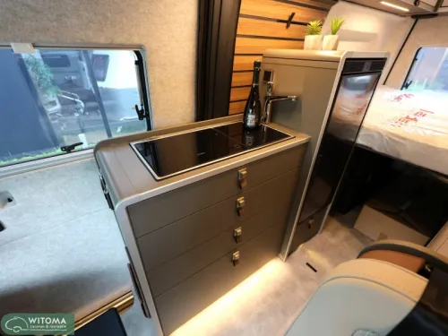 Hymer Grand Canyon S 600 4x4 Birthday = treats photo: 17