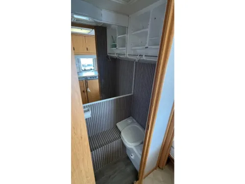 Knaus Sudwind 450 dinette transverse bed toilet photo: 5