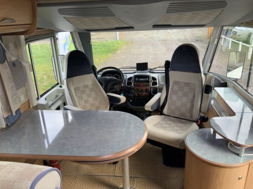 B&uuml;rstner El&eacute;gance 660 Integral, French bed & pull-down bed, Swivel seats, Hydraulic leveling jacks, Year 2004 Camper Centrum On the Road at Noorderringweg 4 in Marum. photo: 4