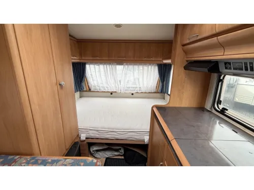 Hobby De Luxe 400 SB dinette fixed bed toilet photo: 2