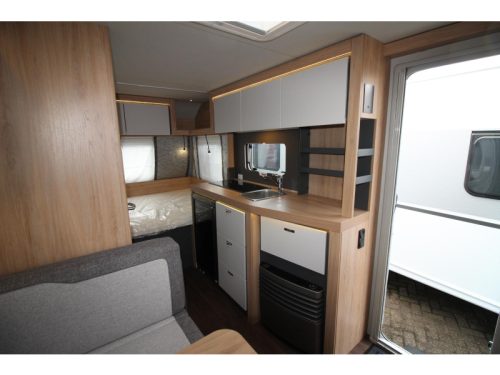 Knaus Sport 420 QD Transverse bed & spacious kitchen! photo: 10