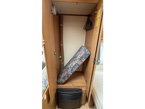 Hobby De Luxe 400 SB dinette fixed bed toilet photo: 5