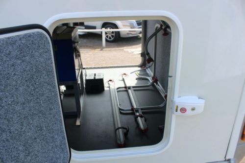 Carthago 4.2 Vollintegriert 2.3 M-jet 148 PS, Alko Fahrgestell light, Motor-Klimaanlage, Hubbett & Querbett, Garage, Drehst&uuml;hle vorne, L-Sitz, Seiten-Sitz, etc. Marum (Groningen) Foto: 35