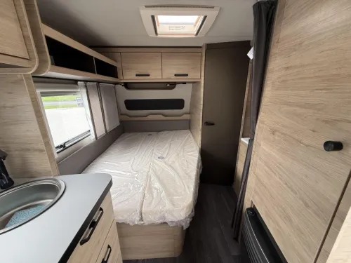 Weinsberg CaraOne Edition HOT 450 FU Franz&ouml;sisches Bett / Rundsitzgruppe  Foto: 4