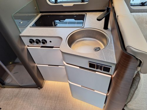 Hymer B-MC I 680 OVERHEAD CABINETS INSTEAD OF PULL-DOWN BED! photo: 4
