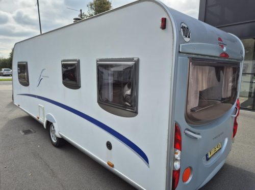 B&uuml;rstner 525 TS Belcanto Queens bed small awning photo: 2