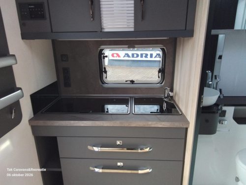 Hobby De Luxe 460 SFF Model 2027 with queen-size bed photo: 4