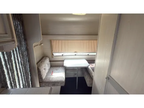 LMC Luxus 390 P seating area bed toilet photo: 1