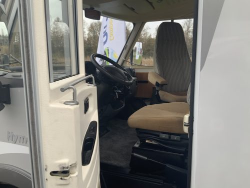 Hymer B 584 2.8 JTD 128 HP, Integral, Engine air conditioning, Front lift bed, 3 Isri seats, Long bench, Tow bar, Year 2005 Camper Centrum On the Road at Noorderringweg 4 in Marum. photo: 6