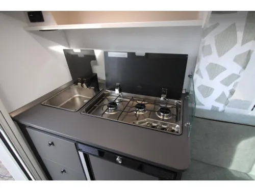 Fendt Apero Activ 390 FH French bed & end kitchen! photo: 15