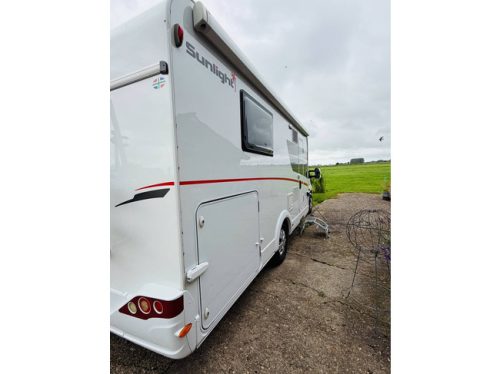 Sunlight T69L Queensbed and pop-top roof in neat condition. photo: 14