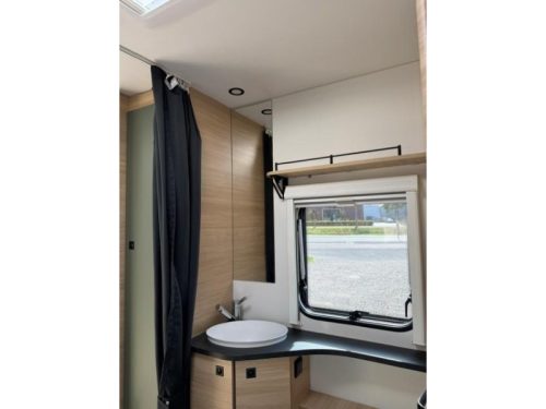 Caravelair Sport Line 455 French bed - Spacious dinette photo: 13