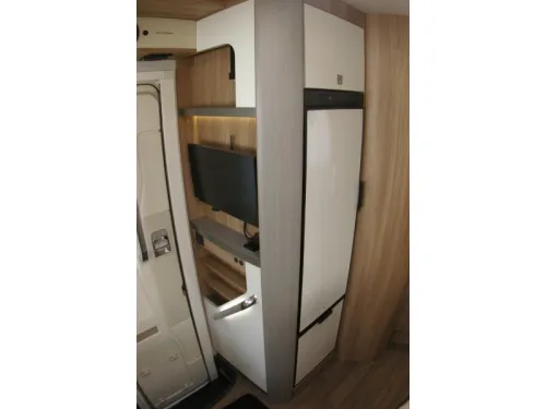 B&uuml;rstner Aviano 700 Queensbed, Hubdach. Foto: 11