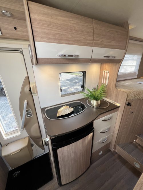 B&uuml;rstner Travel Van T620 Harmony line SINGLE BEDS TOW HITCH photo: 5