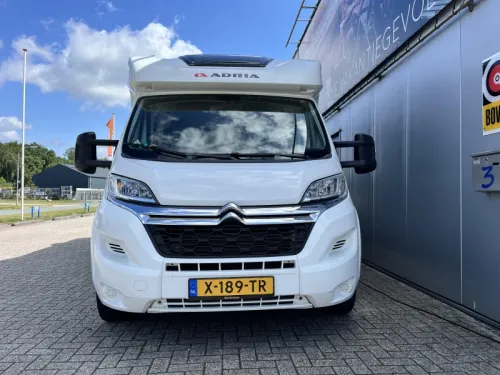 Adria Matrix 670 DL Face to face seating / Level photo: 2